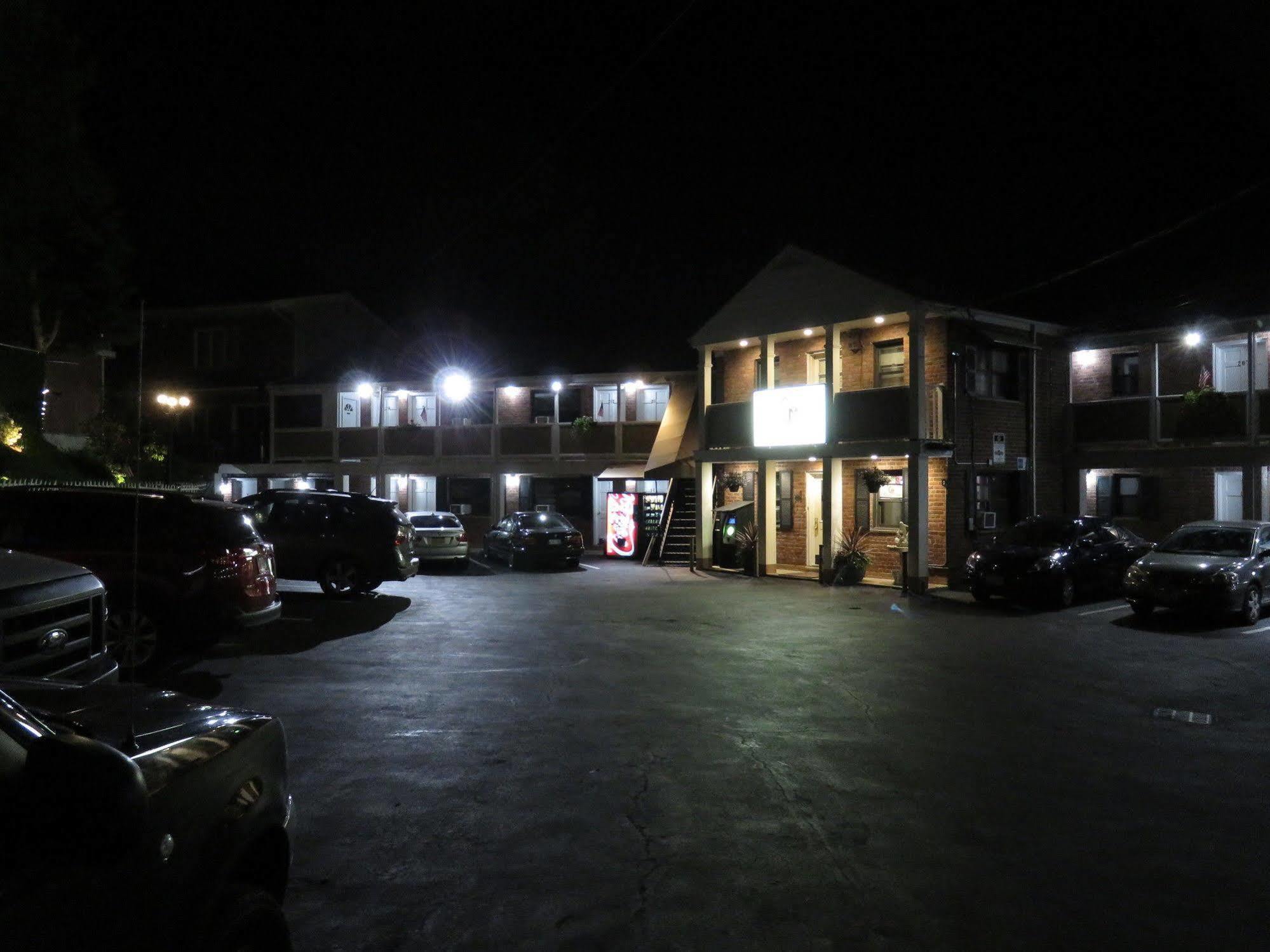 Central Motel Courtyard 화이트플레인스 외부 사진