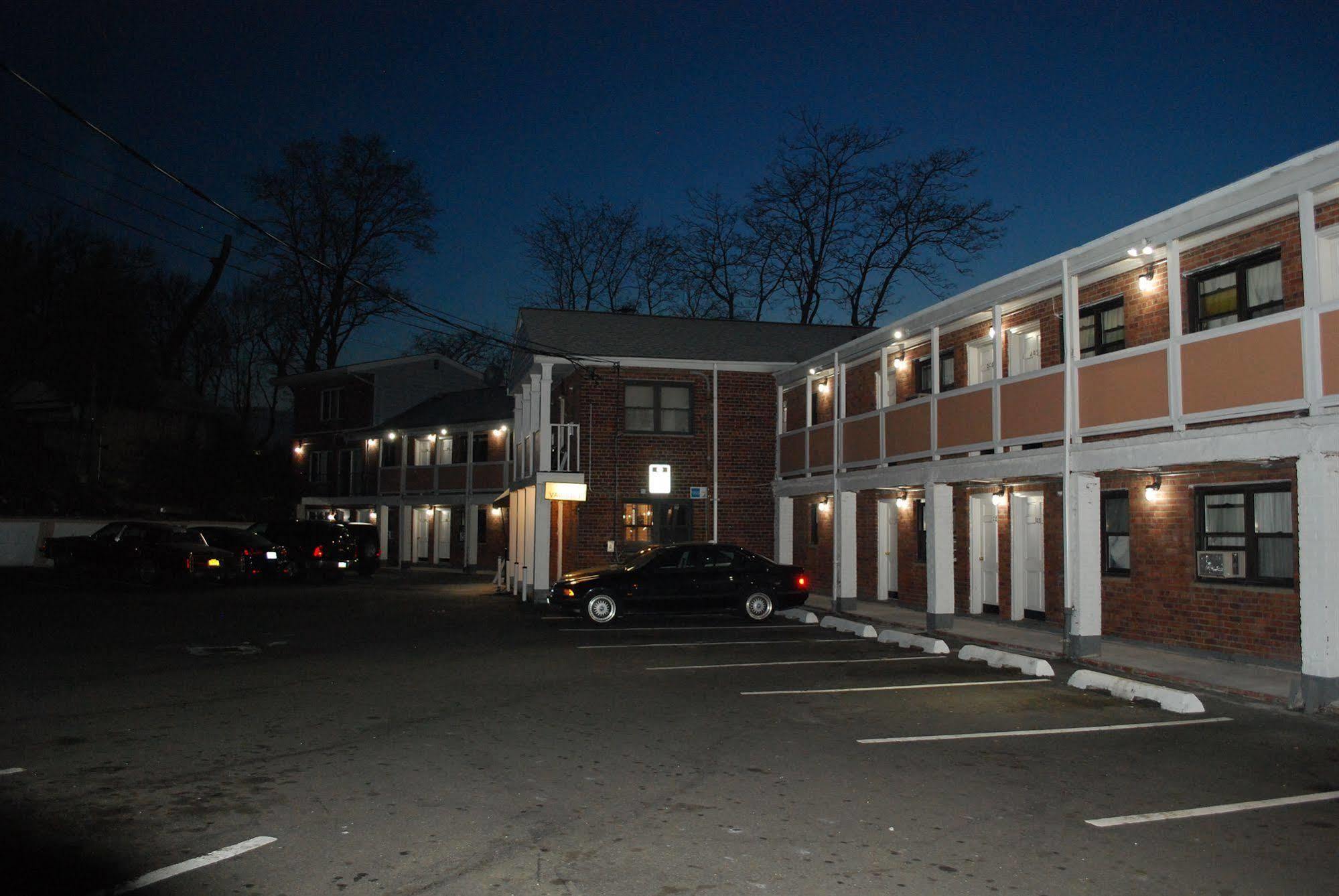 Central Motel Courtyard 화이트플레인스 외부 사진